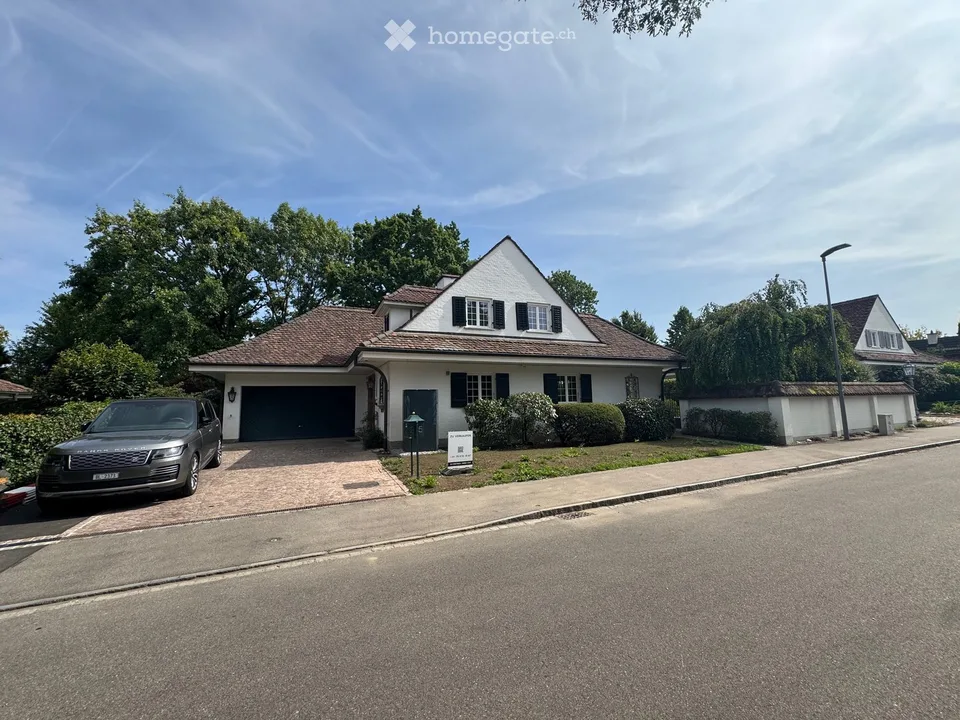 Exklusive Villa im englischen Landhausstil mit Gartenanlage und Pool
