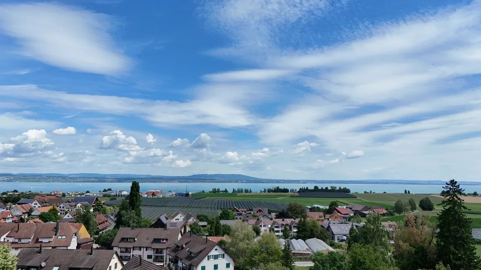 Neuwertiges 4.5-Zimmer-Einfamilienhaus mit Dachterrasse & Seesicht