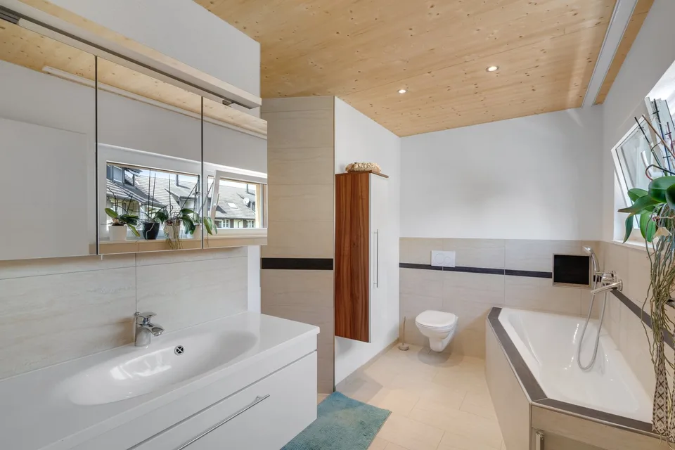 Neuwertiges 4.5-Zimmer-Einfamilienhaus mit Dachterrasse & Seesicht