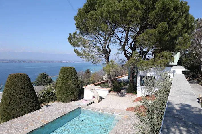 Superbe villa atypique surplombant le lac