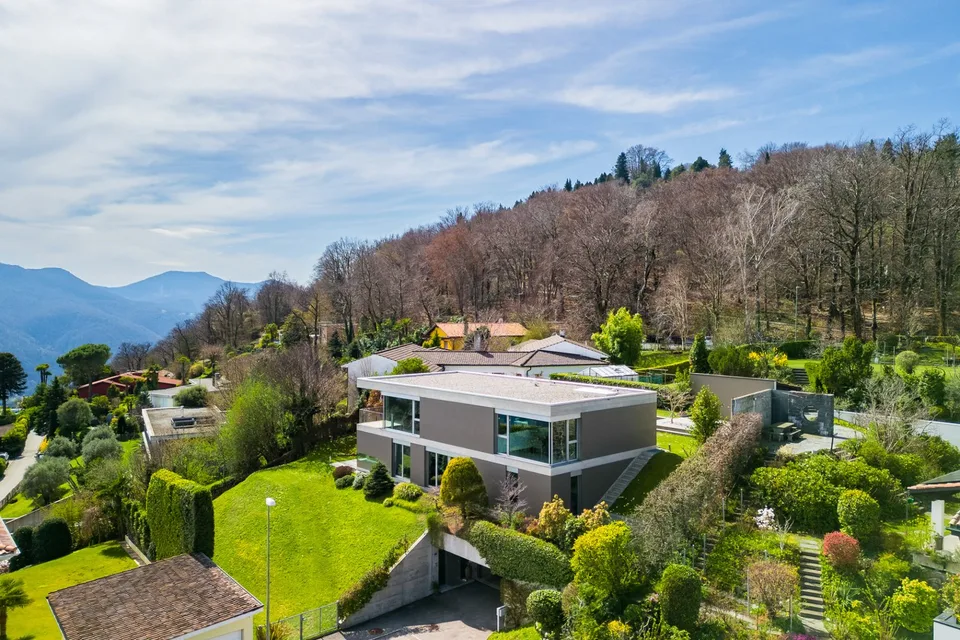 ESCLUSIVA VILLA DI DESIGN CON VISTA LAGO E PRIVACY ASSOLUTA
