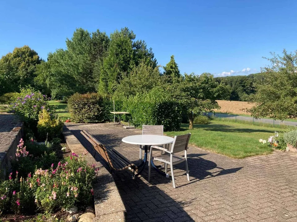 Einfamilienhaus mit 4.5 Zimmern, Terrassen und Garten – Foto 11 von 13