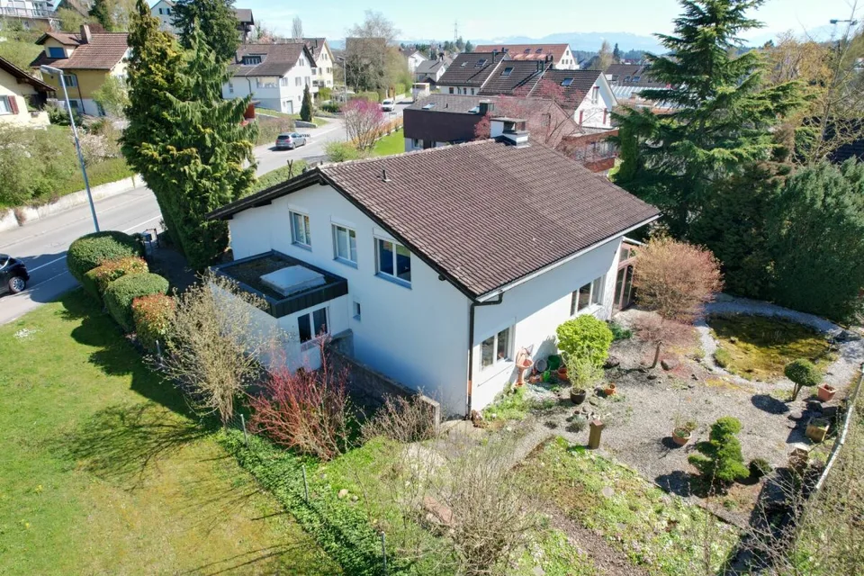 Familienglück auf grossem Grundstück, sonnig, naturnah