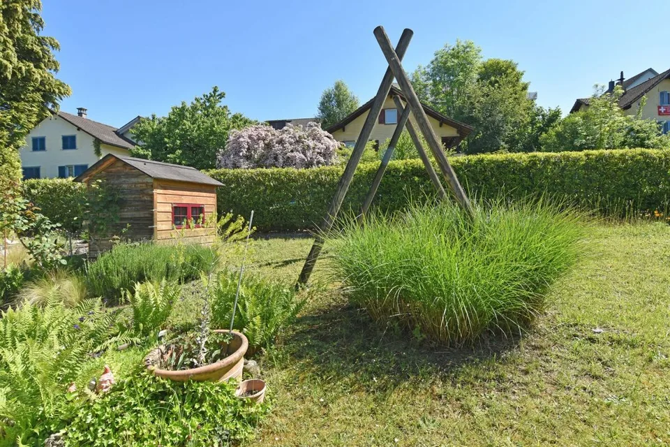 Bonheur familial sur un grand terrain, ensoleillé, proche de la nature