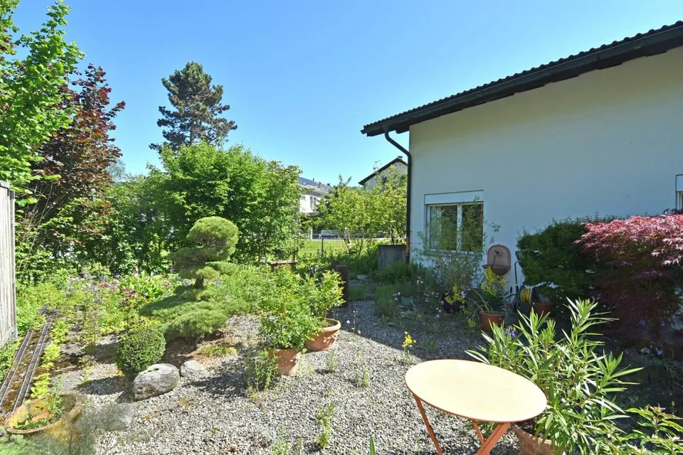 Bonheur familial sur un grand terrain, ensoleillé, proche de la nature