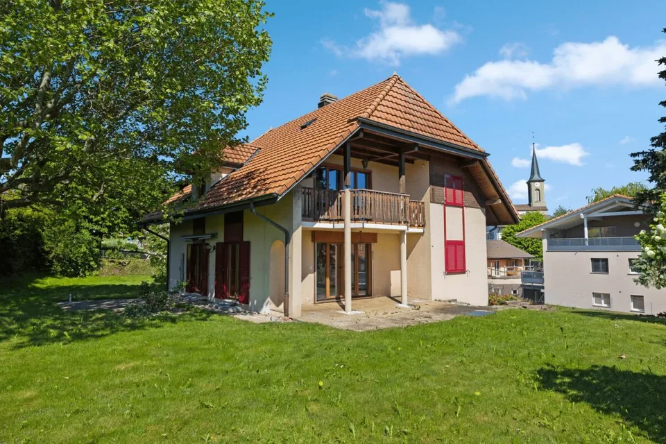 Villa de 2 appartements sur une parcelle 1'144 m² à Massonnens