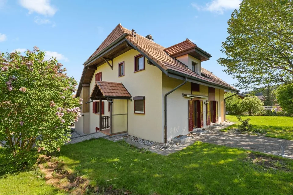 Villa di 2 appartamenti su un terreno di 1'144 m² a Massonnens