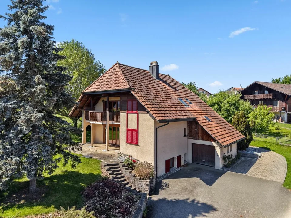 Villa di 2 appartamenti su un terreno di 1'144 m² a Massonnens