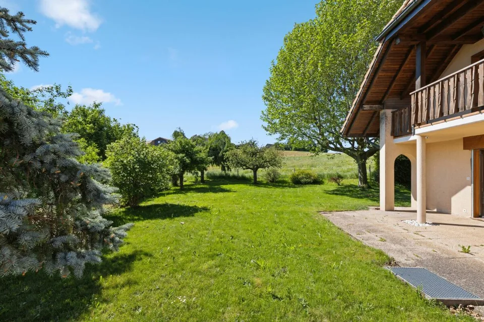Villa di 2 appartamenti su un terreno di 1'144 m² a Massonnens