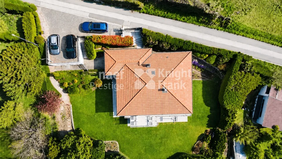 Magnifica villa individuale di 6.5 locali con vista eccezionale sul lago e le montagne in vendita a Blonay
