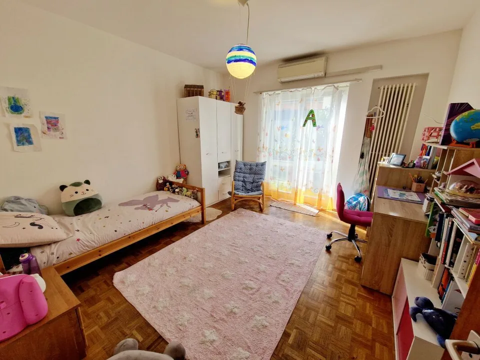 5,5-Zimmer-Wohnung 1. Stock, mit überdachtem Parkplatz und Terrasse   In einer Zweifamilienhaus