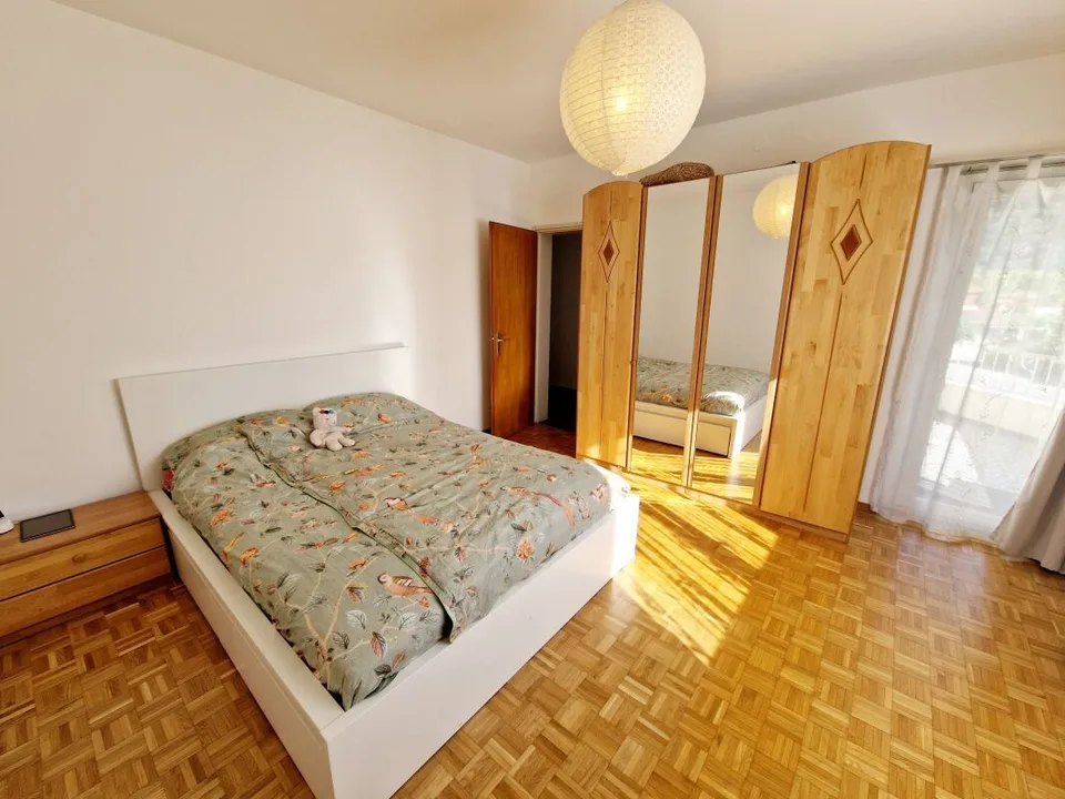 5,5-Zimmer-Wohnung 1. Stock, mit überdachtem Parkplatz und Terrasse   In einer Zweifamilienhaus