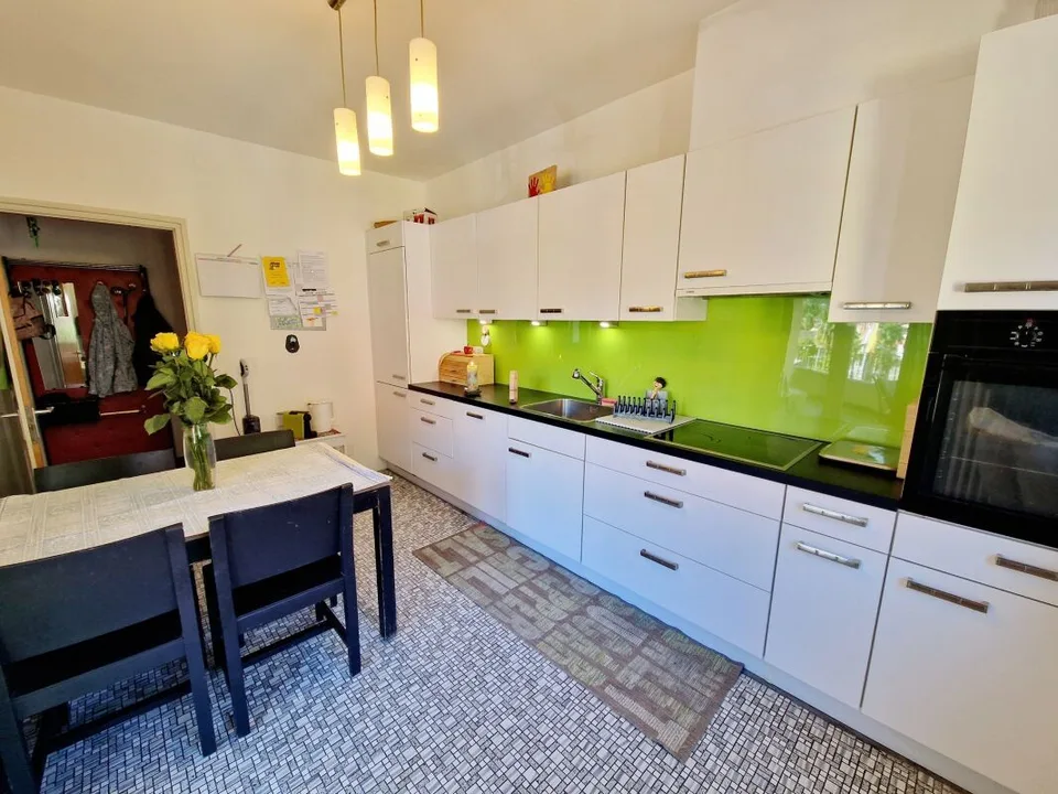 5,5-Zimmer-Wohnung 1. Stock, mit überdachtem Parkplatz und Terrasse   In einer Zweifamilienhaus
