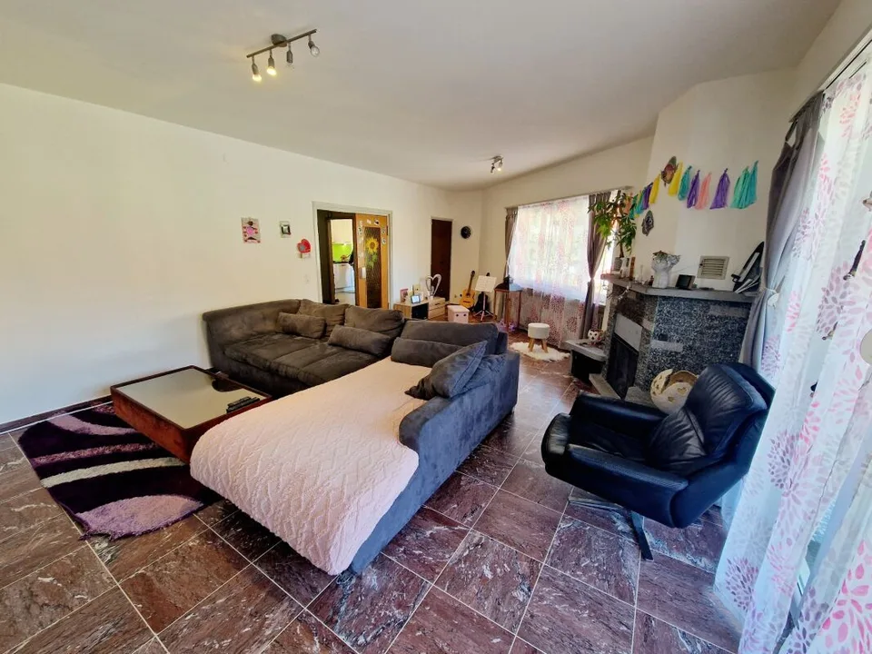 5,5-Zimmer-Wohnung 1. Stock, mit überdachtem Parkplatz und Terrasse   In einer Zweifamilienhaus