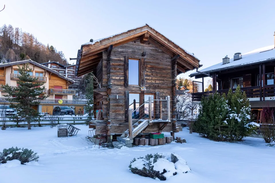 Terrain avec mazot et autorisation de construire en force chalet