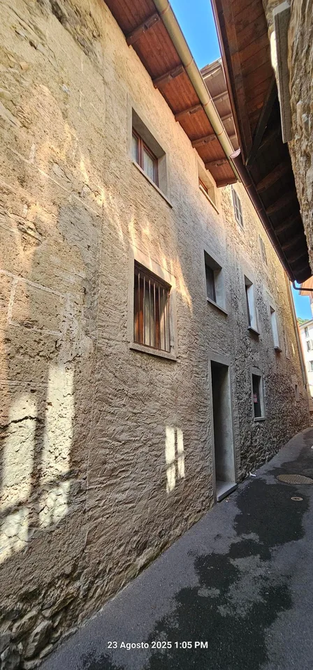 Splendido appartamento di 12 Locali con Camino e tanti spazi ad Arogno