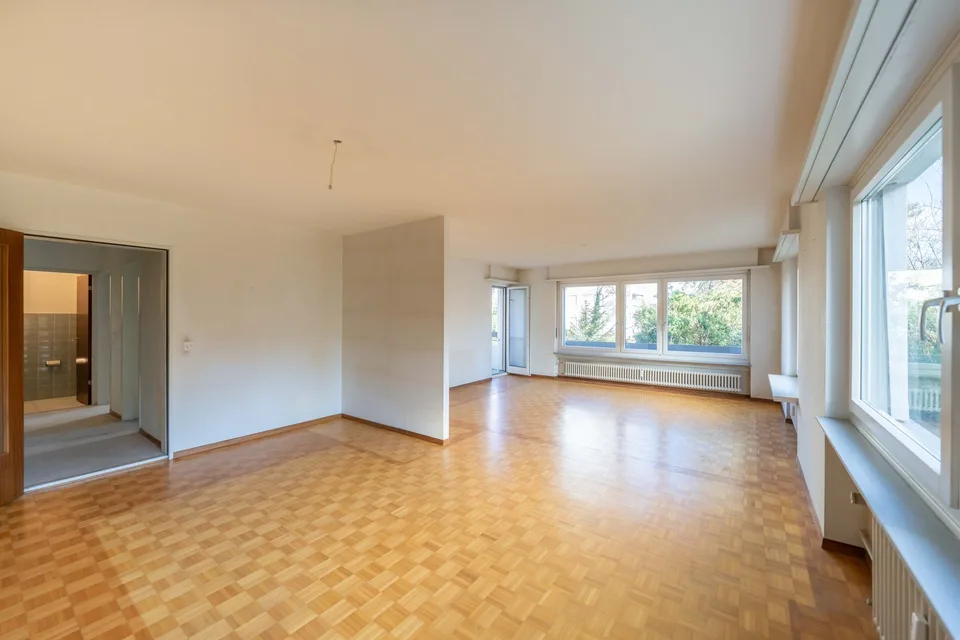 Appartamento di 3,5 locali con balcone e posto auto in garage a Binningen