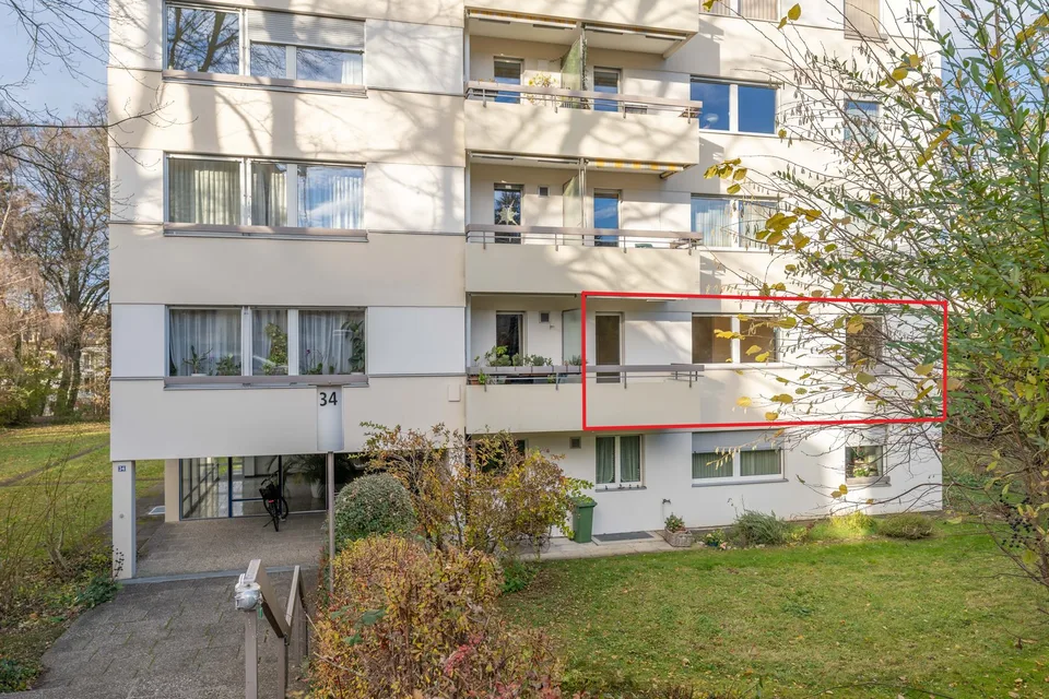 Appartamento di 3,5 locali con balcone e posto auto in garage a Binningen