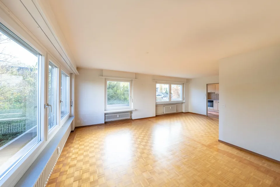 Appartamento di 3,5 locali con balcone e posto auto in garage a Binningen