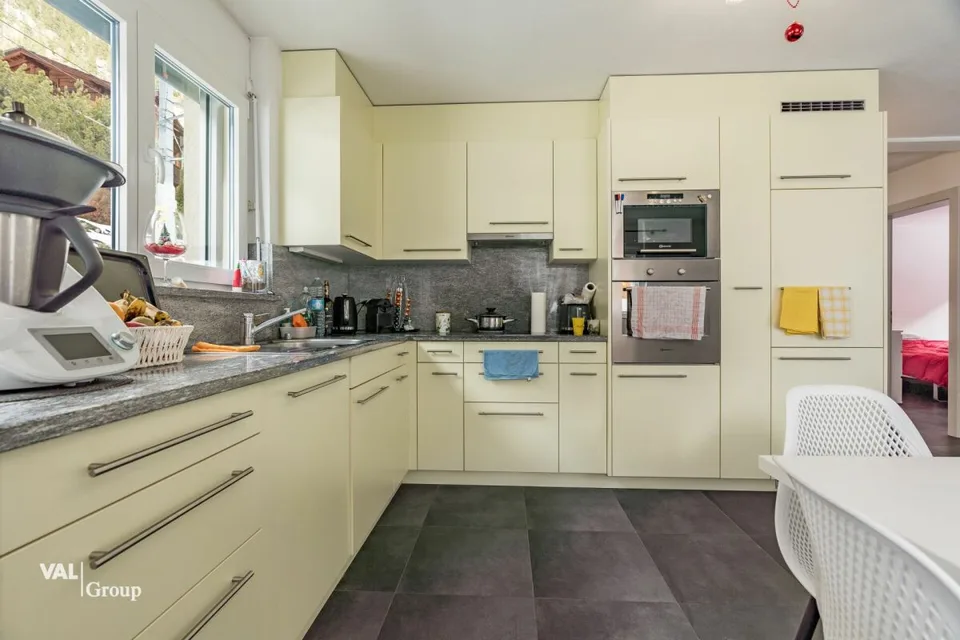 Maison spacieuse avec deux unités et parcelle de terrain à bâtir