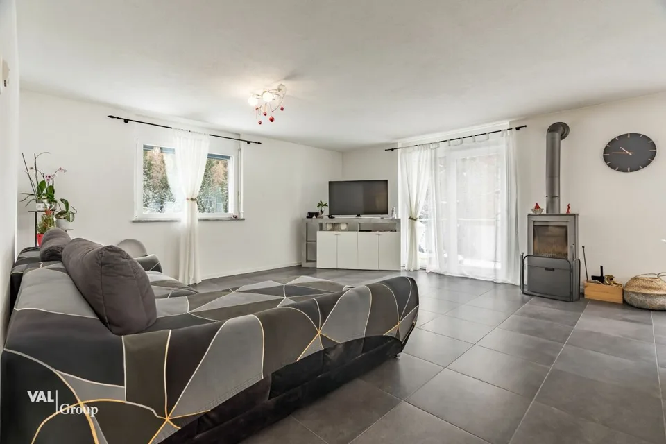 Maison spacieuse avec deux unités et parcelle de terrain à bâtir