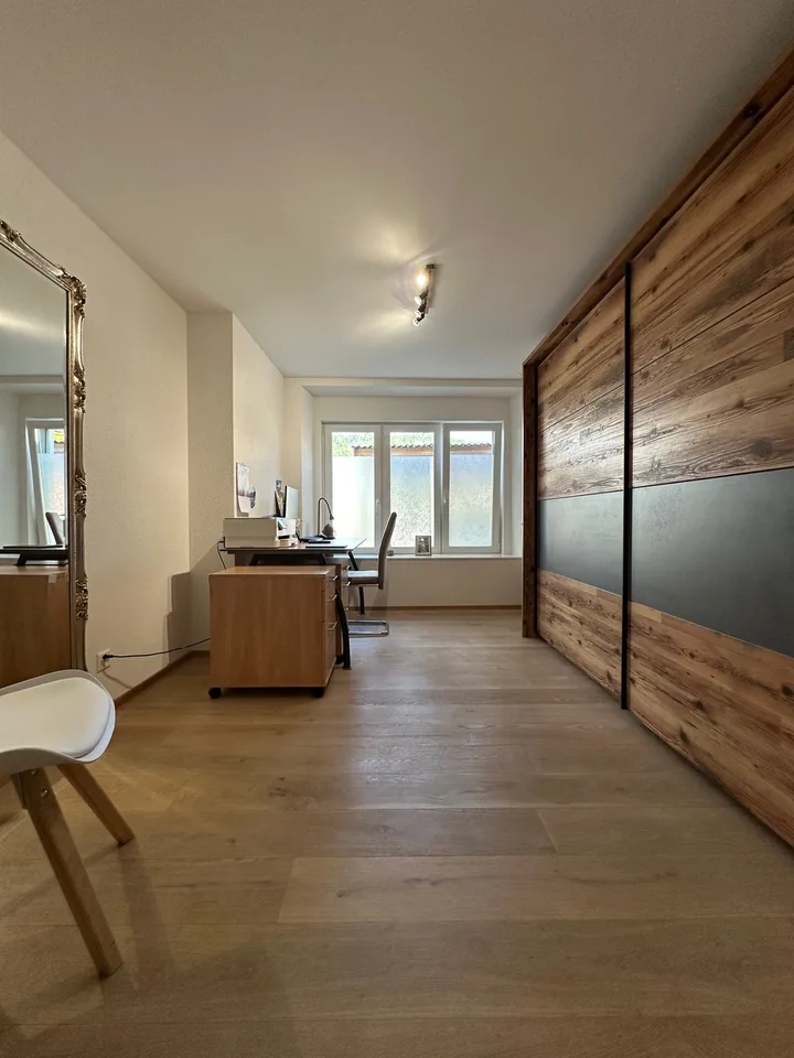Neuwertige 3.5-Zimmer-Wohnung mit Sitzplatz und Carport zu verkaufen – foto 11 di 13