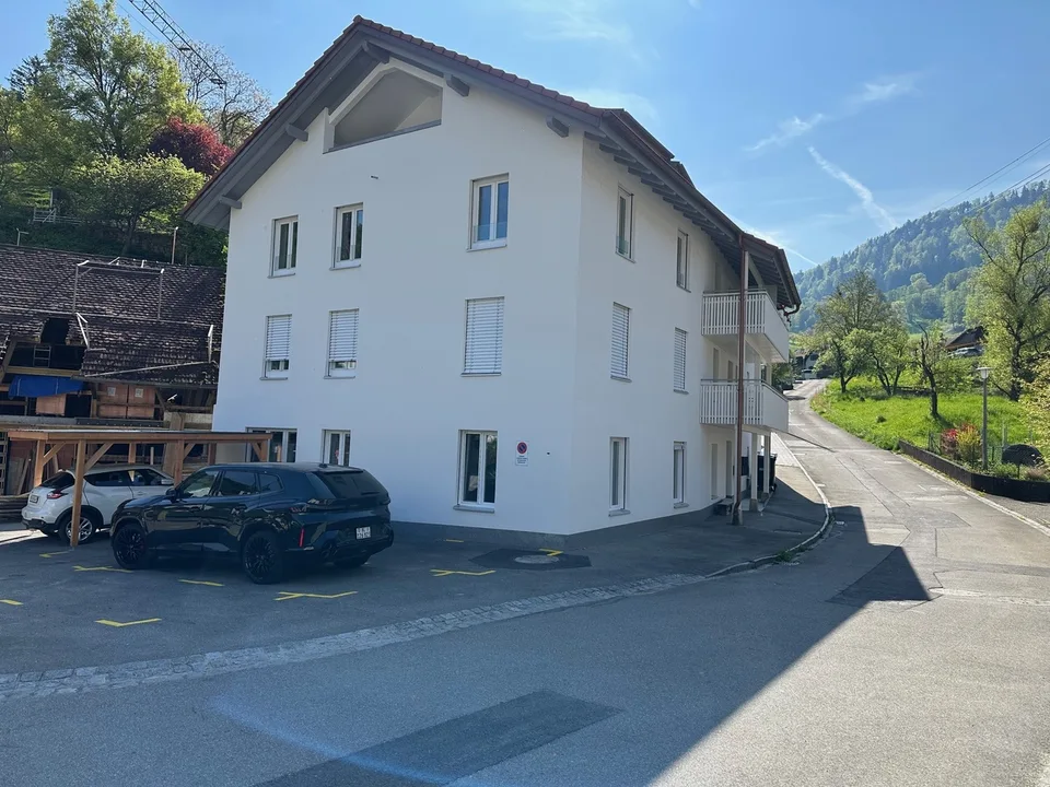 Neuwertige 3.5-Zimmer-Wohnung mit Sitzplatz und Carport zu verkaufen