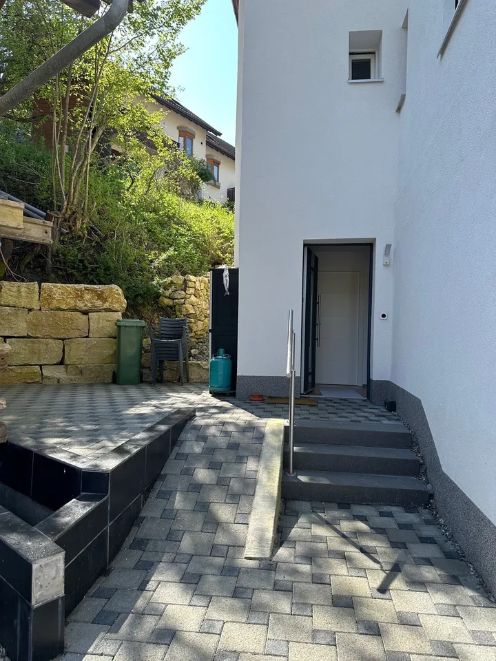 Neuwertige 3.5-Zimmer-Wohnung mit Sitzplatz und Carport zu verkaufen