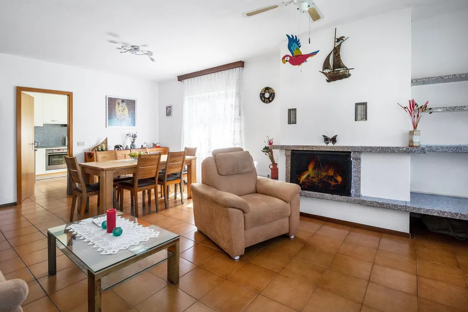 Apartment in a semi-detached house with garden
