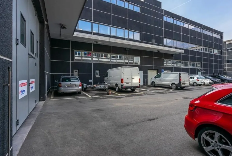 Großes Büro mit Einkommen, mit gutem Mieter