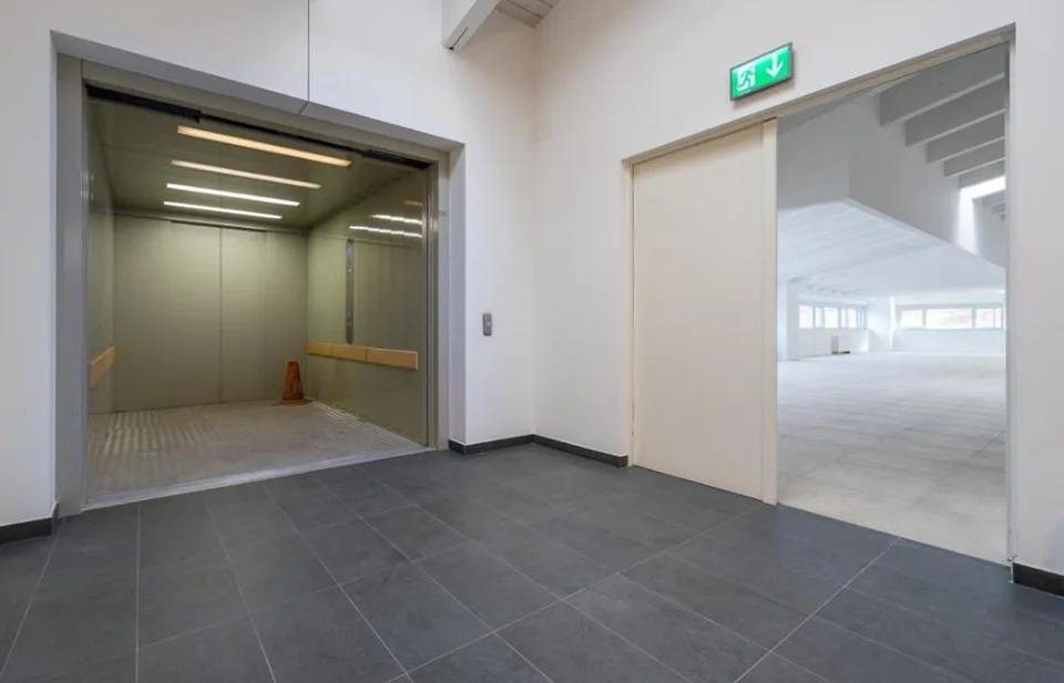 Großes Büro mit Einkommen, mit gutem Mieter