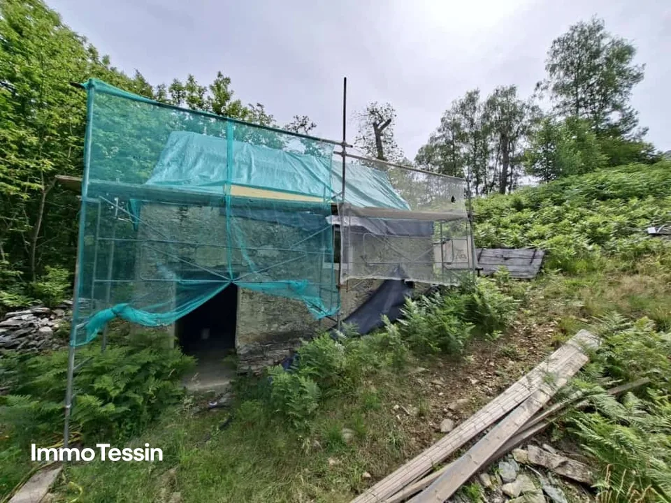 Authentisches Rustico an ruhiger Alleinlage mit freier Sicht in die Bergwelt und 3000 m2 Grundstück sowie bewilligtem Ausbauprojekt