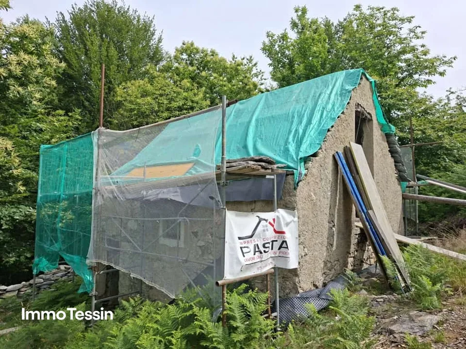 Authentisches Rustico an ruhiger Alleinlage mit freier Sicht in die Bergwelt und 3000 m2 Grundstück sowie bewilligtem Ausbauprojekt