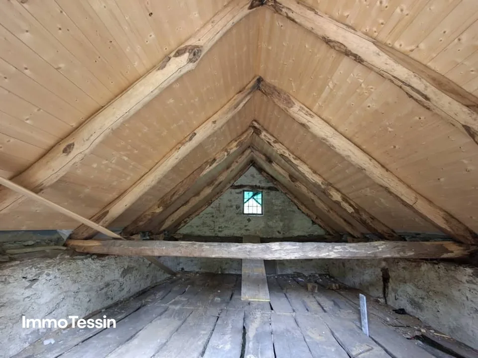 Authentisches Rustico an ruhiger Alleinlage mit freier Sicht in die Bergwelt und 3000 m2 Grundstück sowie bewilligtem Ausbauprojekt – foto 8 di 10
