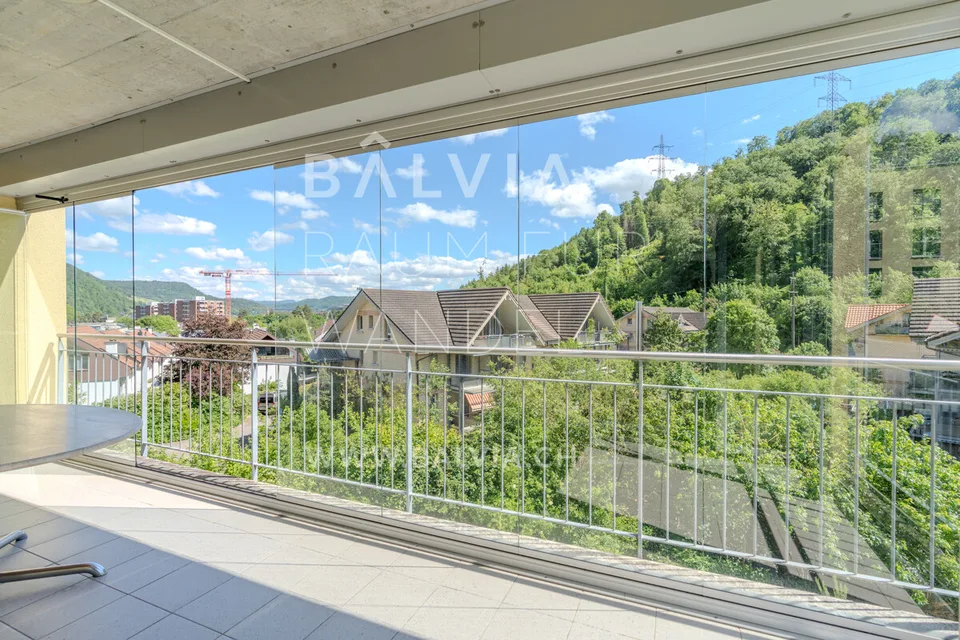Weitsicht, verglaster Balkon und Einstellplatz mit E-Mobility-Vorberei