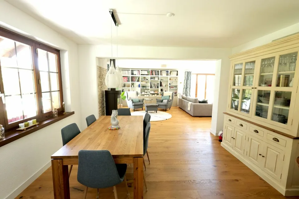 Schönes renoviertes Haus mit 7,5 Zimmern und Außenpool – Foto 16 von 26