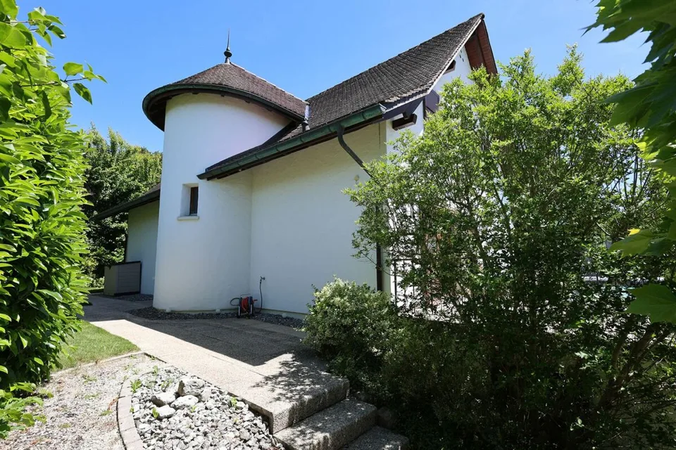 Bellissima casa ristrutturata di 7,5 locali con piscina esterna