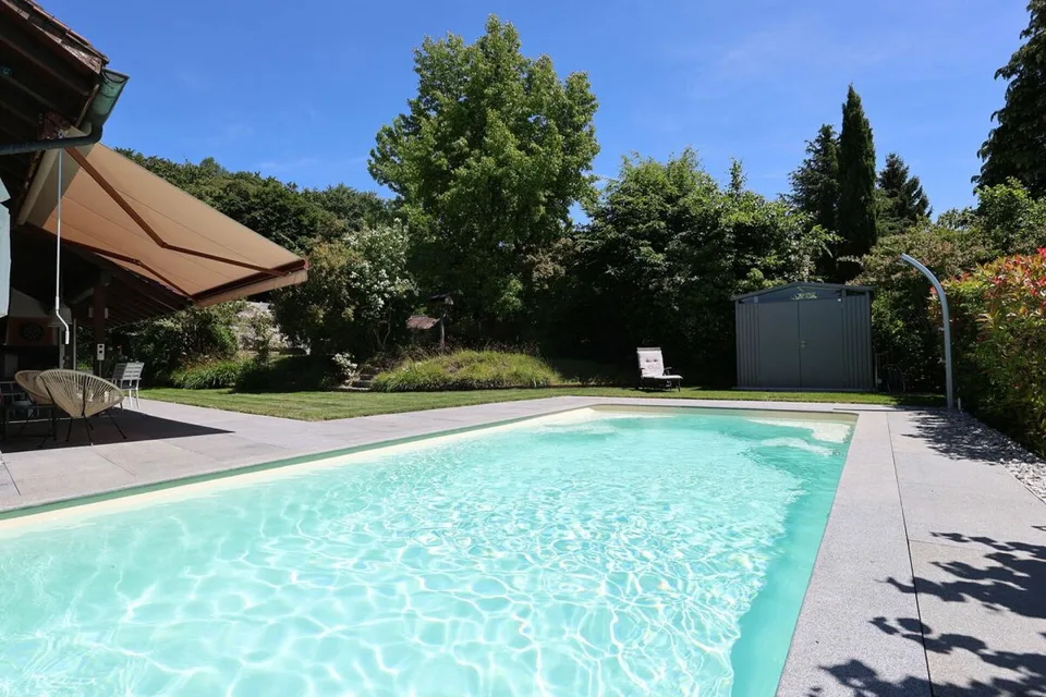 Bellissima casa ristrutturata di 7,5 locali con piscina esterna