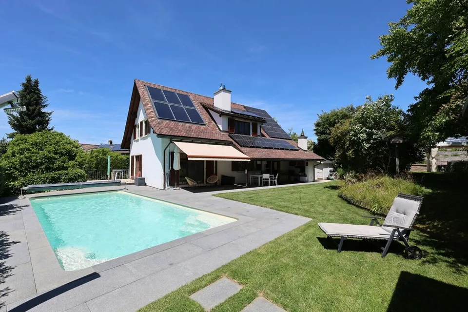 Magnifique maison rénovée de 7.5 pièces avec piscine extérieure