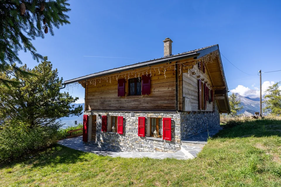 Superbe chalet en bois et pierre profitant d'un emplacement exceptionnel
