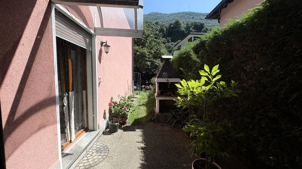 In vendita a Cadenazzo Villetta indipendente con giardino privato