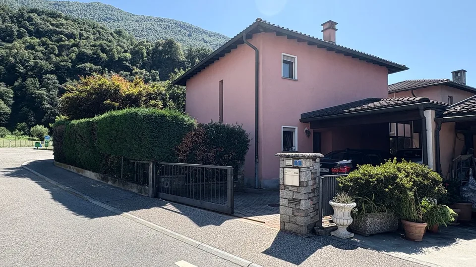 In vendita a Cadenazzo Villetta indipendente con giardino privato