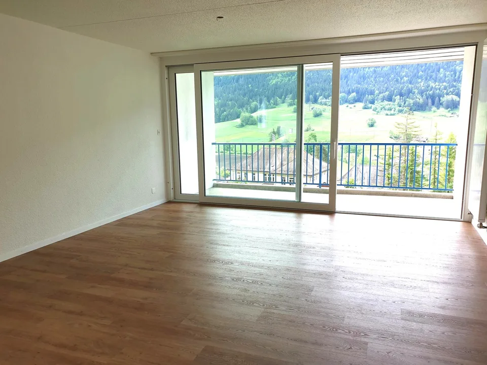 Vaste appartement rénové de 5,5 pièces avec 2 balcons en plein coeur de Travers