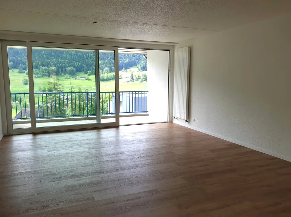 Vaste appartement rénové de 5,5 pièces avec 2 balcons en plein coeur de Travers