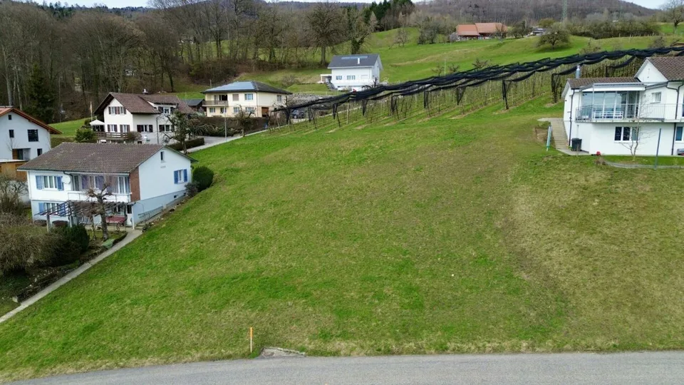 Reserviert - Sonniges Panorama-Grundstück in erhöhter Lage mit Alpenblick