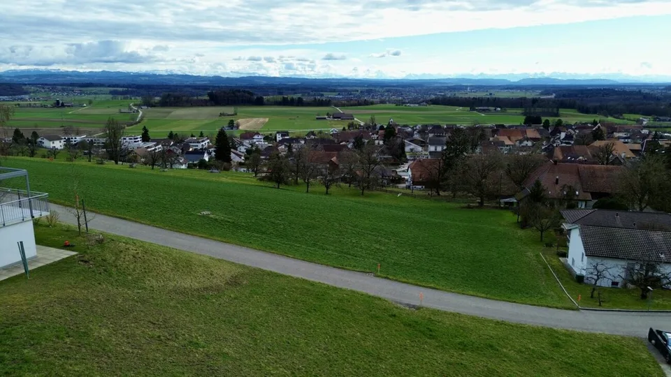 Reserviert - Sonniges Panorama-Grundstück in erhöhter Lage mit Alpenblick
