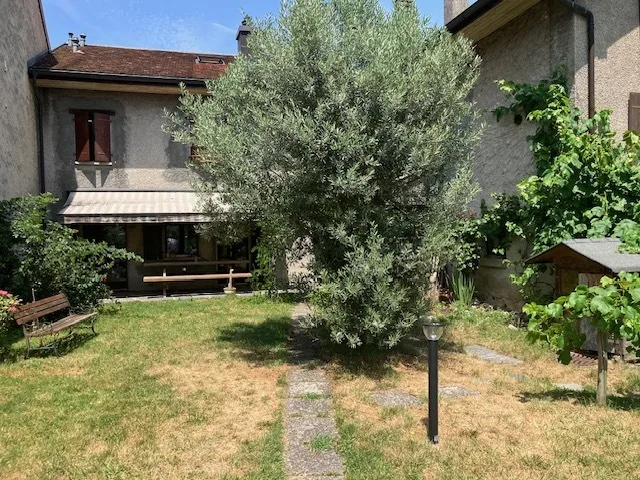 Immobilienkomplex mit Potenzial für die Schaffung von Wohnungen in Chessel