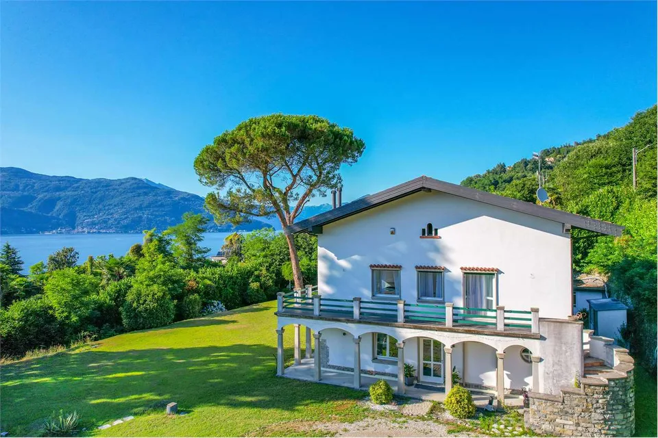 Curata villa con dependance, a pochi passi dal lago con splendida vist