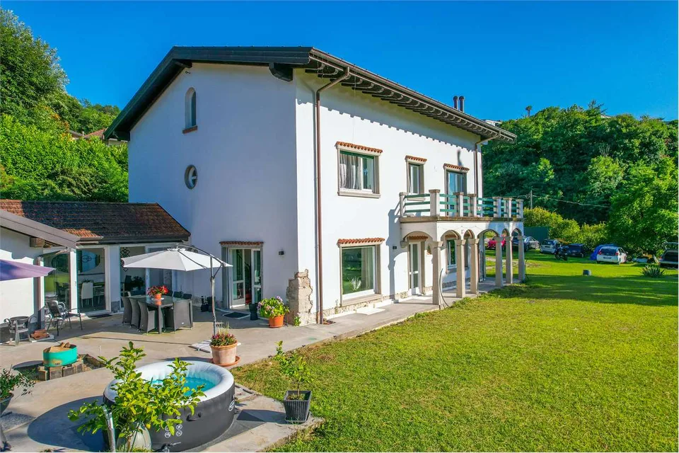 Curata villa con dependance, a pochi passi dal lago con splendida vist – foto 11 di 13
