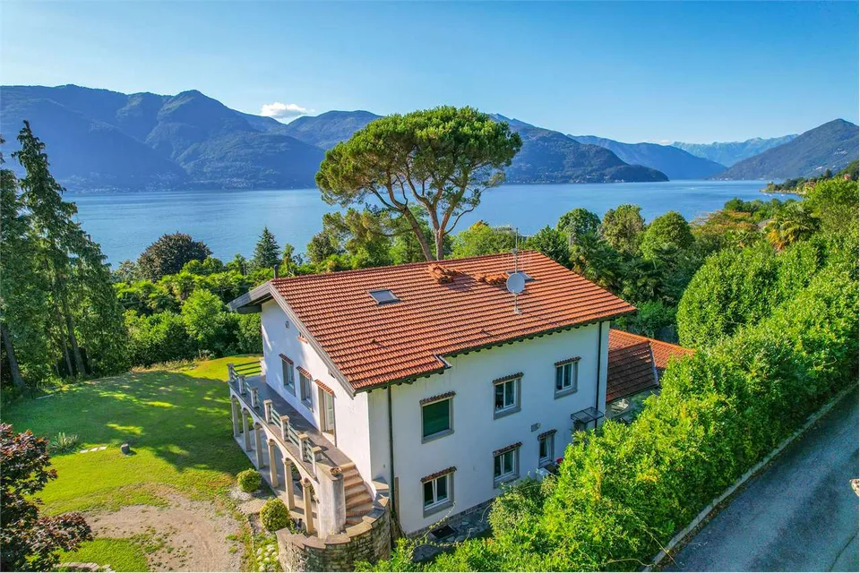 Belle villa avec dépendance, à quelques pas du lac avec une vue splendide